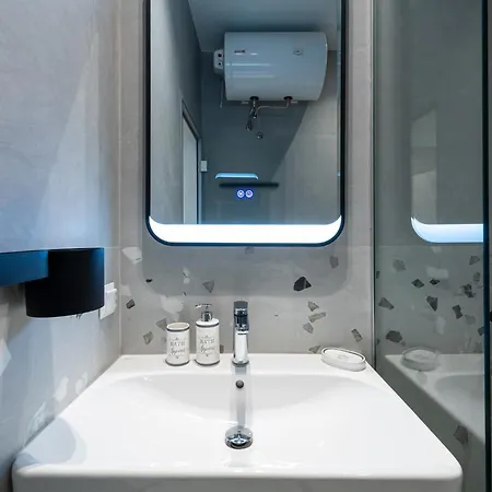 Modern & Stylish Sea With Parking Appartement